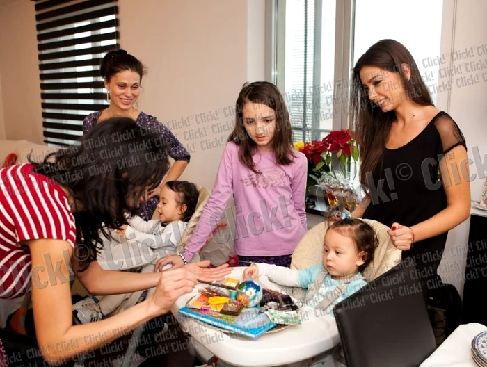 Tăierea moţului tripleţilor Nicoletei Luciu, Kim, Kevin şi Karoly.