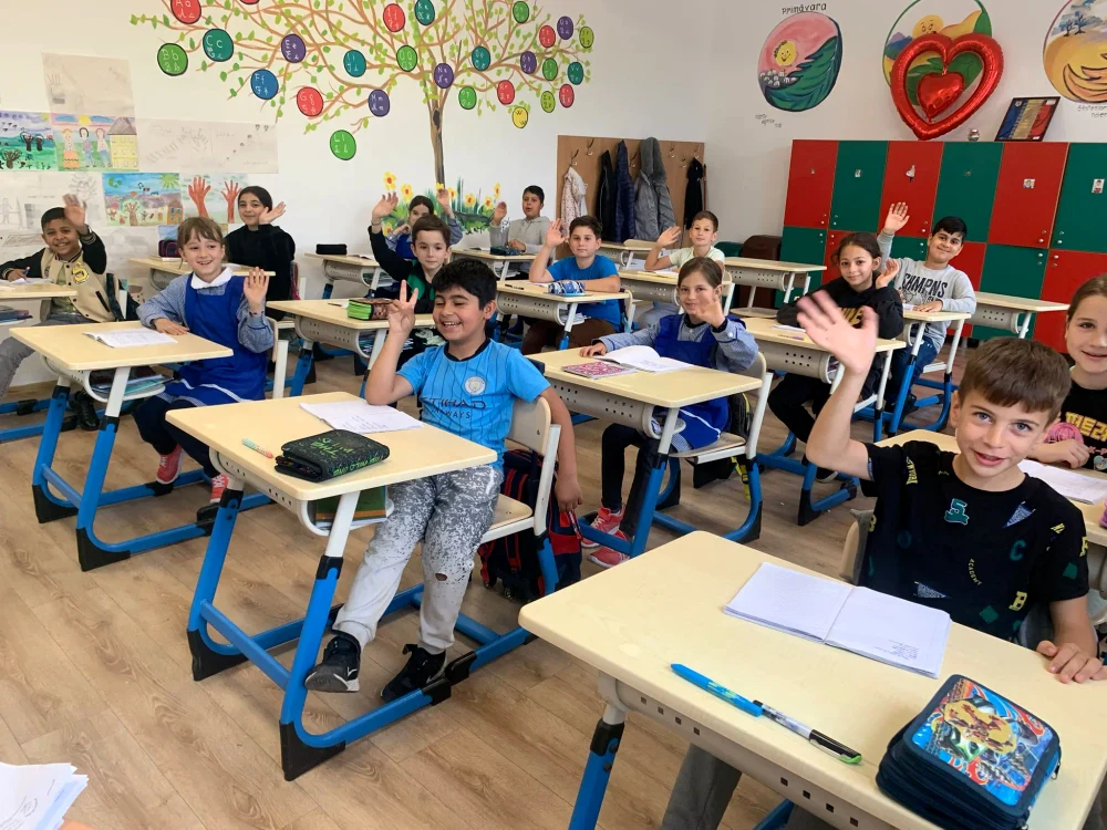 Învățătoarea își motivează permanent elevii pentru a le crește stima de sine FOTO arhiva personală