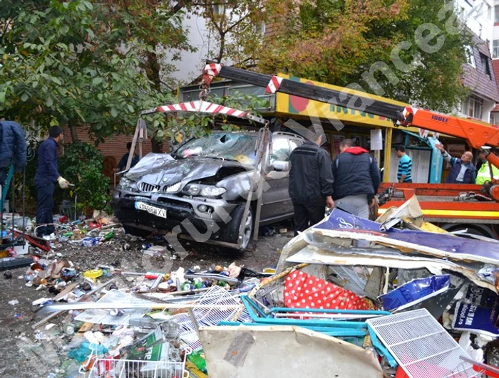 
    Bolidul pe care îl conducea polițista nu-i aparține, ci a fost împrumutat (foto: monitorulvn.ro)  