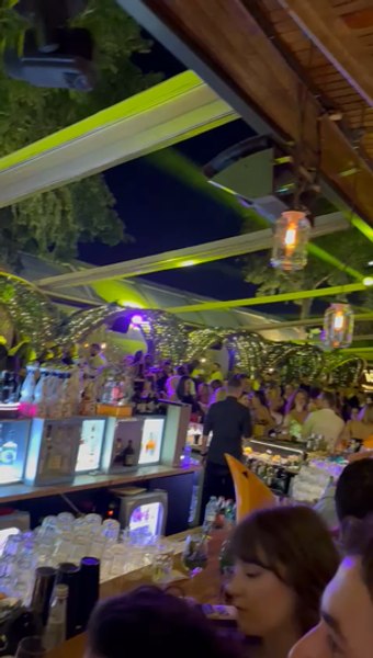 EXCLUSIV Frații Tate au revenit la vechile obiceiuri. Cei doi au petrecut toată noaptea într-un club de fițe FOTO VIDEO
