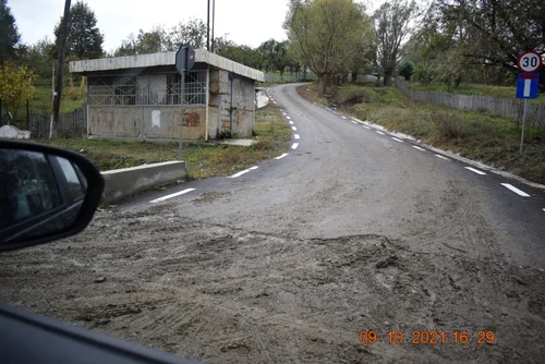 Paradoxul din Ţara Loviştei - Vâlcea - fost drum naţional de pământ DN7D asfaltat doar la jumătate Foto Daciana Stoica - Adevărul