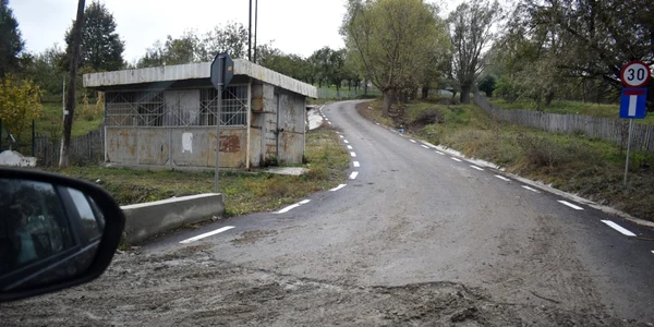 Paradoxul din Ţara Loviştei - Vâlcea - fost drum naţional de pământ DN7D asfaltat doar la jumătate Foto Daciana Stoica - Adevărul