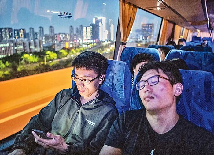 O adevărată „armată” formată mai ales din tineri se revarsă spre ieșire la încheierea lucrului. Mulți adorm în trenuri sau continuă să stea cu ochii pe telefon