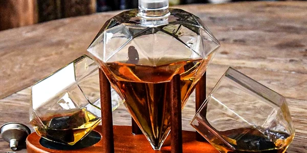 Set cadou decantor Sticla Diamant cu doua pahare Deluxe