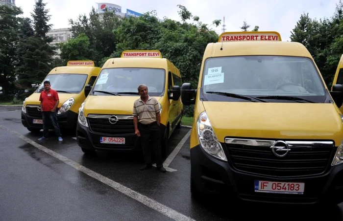 Analizele privind cauzele abandonului şcolar relevă că elevii care trăiesc la ţară trebuie să facă de multe ori o călătorie zilnică dificilă şi de lungă durată către unităţile de învăţământ la care sunt înscrişi.