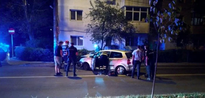 
    Șoferul fugar a intrat cu mașina într-un stâlp Foto: adevarul.ro  