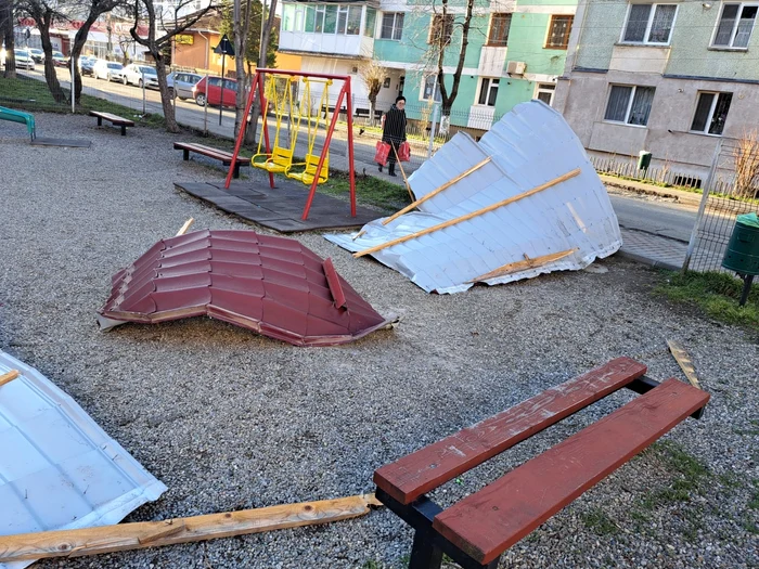 Vântul a provocat doar pagube materiale FOTO Poliţia Locală Piatra Neamţ