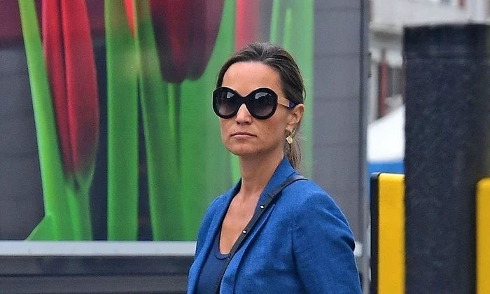 *EXCLUSIVE* MUST CALL FOR PRICING BEFORE USAGE Pregnant Pippa Middleton sports a classy look in Chelsea jpeg