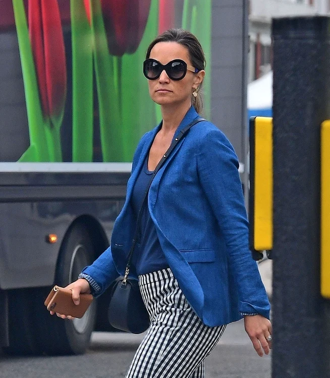 *EXCLUSIVE* MUST CALL FOR PRICING BEFORE USAGE Pregnant Pippa Middleton sports a classy look in Chelsea jpeg