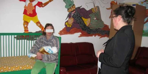 Femeia este internată la centrul maternal
