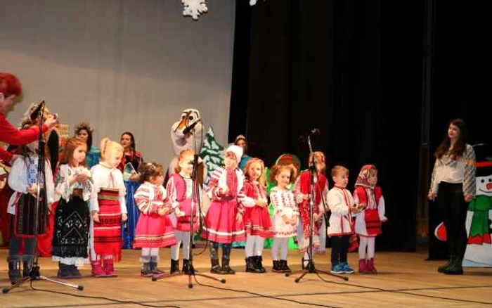 Unul dintre grupurile de colindători care au urcat pe scena teatrului FOTO Alexandra Georgescu