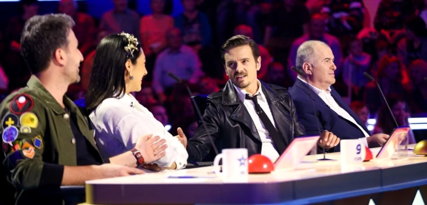 În timp ce Andi Moisescu şi Andra au rămas fără cuvinte, Florin Călinescu s-a amuzat de păţania colegului său FOTO Pro TV