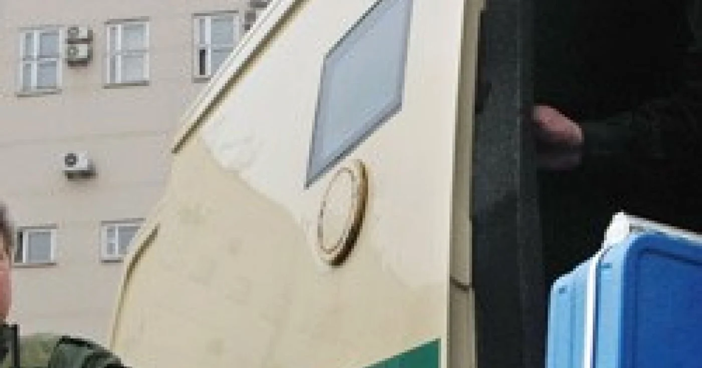 Suspectul s-a baricadat în blindată