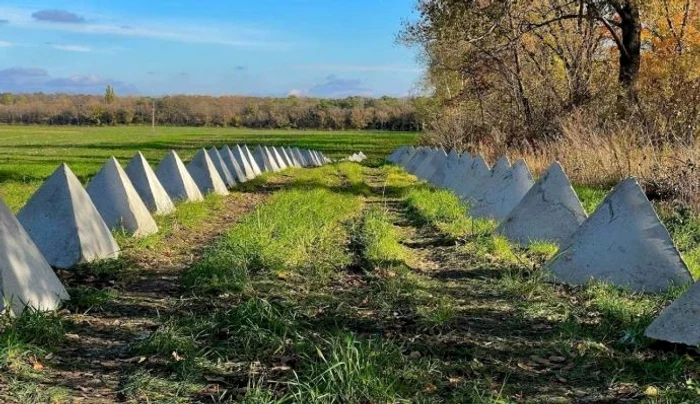 Construcții defensive tip dinți de dragon pe frontul din Ucraina Foto Arhivă