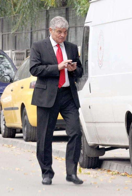 Ioan Andone s-a chinuit minute bune să-şi repare telefonul pe stradăFoto: Blitz