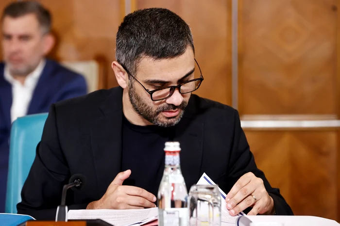 Florin Manole a fost criticat pentru decizia de a semna proiectul de lege. FOTO: gov.ro