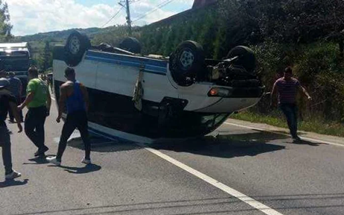 Microbuzul răsturnat pe DN 14, înainte să ia foc FOTO Info trafic Sibiu/Bogdan Enache