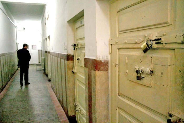 
    Uşile celulelor de la puşcăria din Brăila, mai înguste decât  paturile comandate  