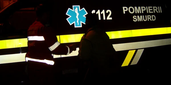 După ce a dirijat traficul, omul s-a luat la harţă cu salvatorii