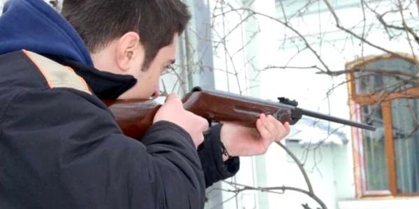 Tinerii cumpără arme cu aer comprimat pentru că sunt la modă