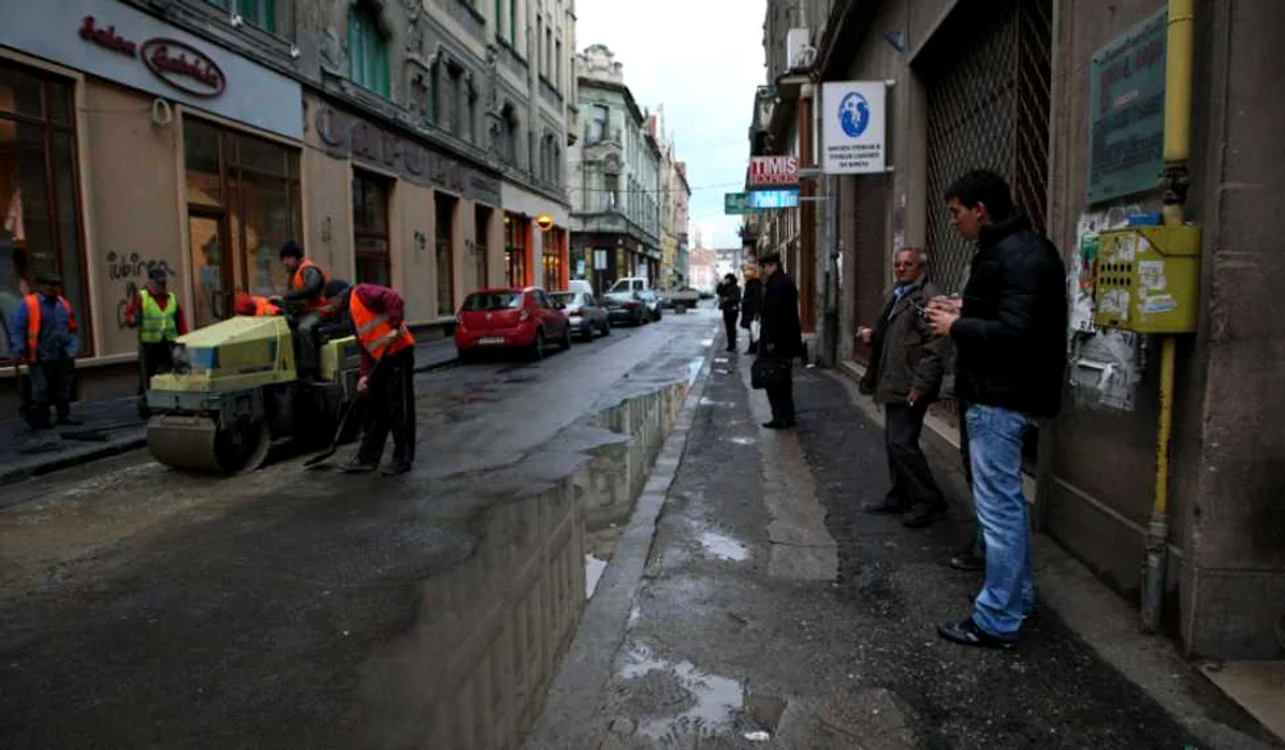 Tipic românesc: nouă oameni pentru o bucăţică de asfalt