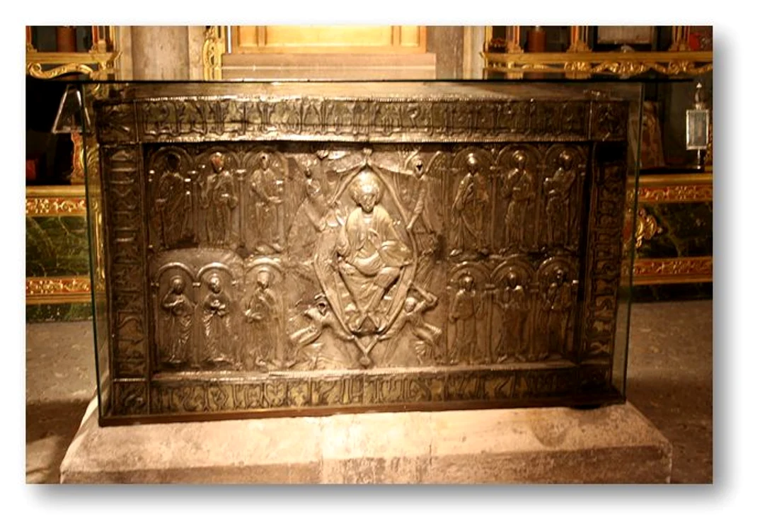 1024px-Arca_santa_de_Oviedo.JPG