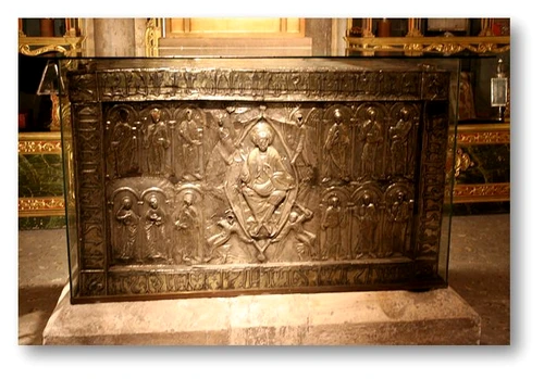 1024px-Arca_santa_de_Oviedo.JPG
