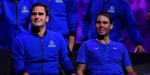 Roger Federer  si Rafael Nadal se tin de mana si plang FOTO Profimedia jpg