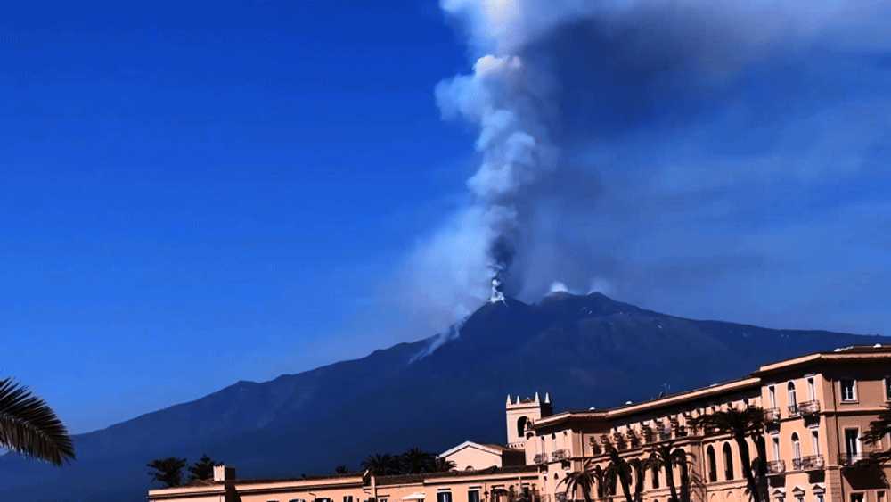 Vulcanul Etna a erupt. Aeroportul din Catania a ridicat nivelul roșu de alertă