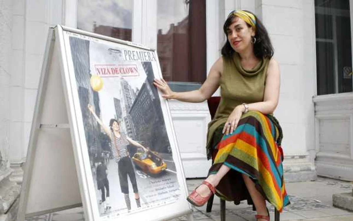 Saviana Stănescu, lângă afişul piesei ei
de la Odeon