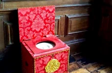 Norme de igienă la 1700: spălatul este periculos, toaleta o gaură în pământ     în rest parfum cât cuprinde jpeg