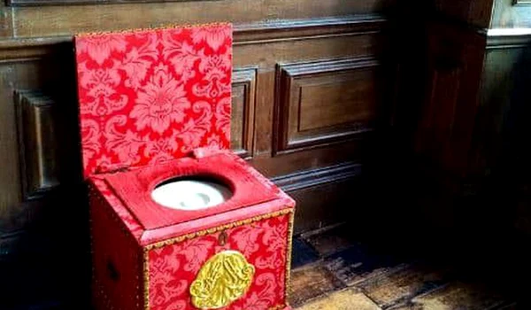 Norme de igienă la 1700: spălatul este periculos, toaleta o gaură în pământ     în rest parfum cât cuprinde jpeg