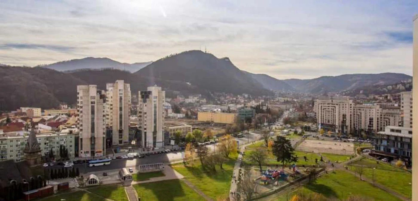 Centrul Civic are prevăzute parcări subterane, un hotel mini zgârie - nori şi un centru cultural