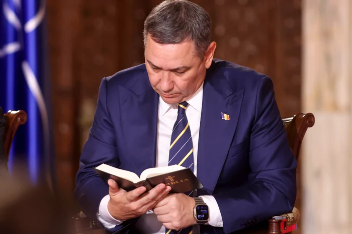 Victor Ponta cu o Biblie în timpul dezbaterii de la TVR FOTO Inquam / George Călin 