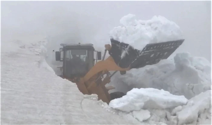 Zăpada pe Transalpina măsoară o înălţime de trei metri                                Foto: DRDP Craiova