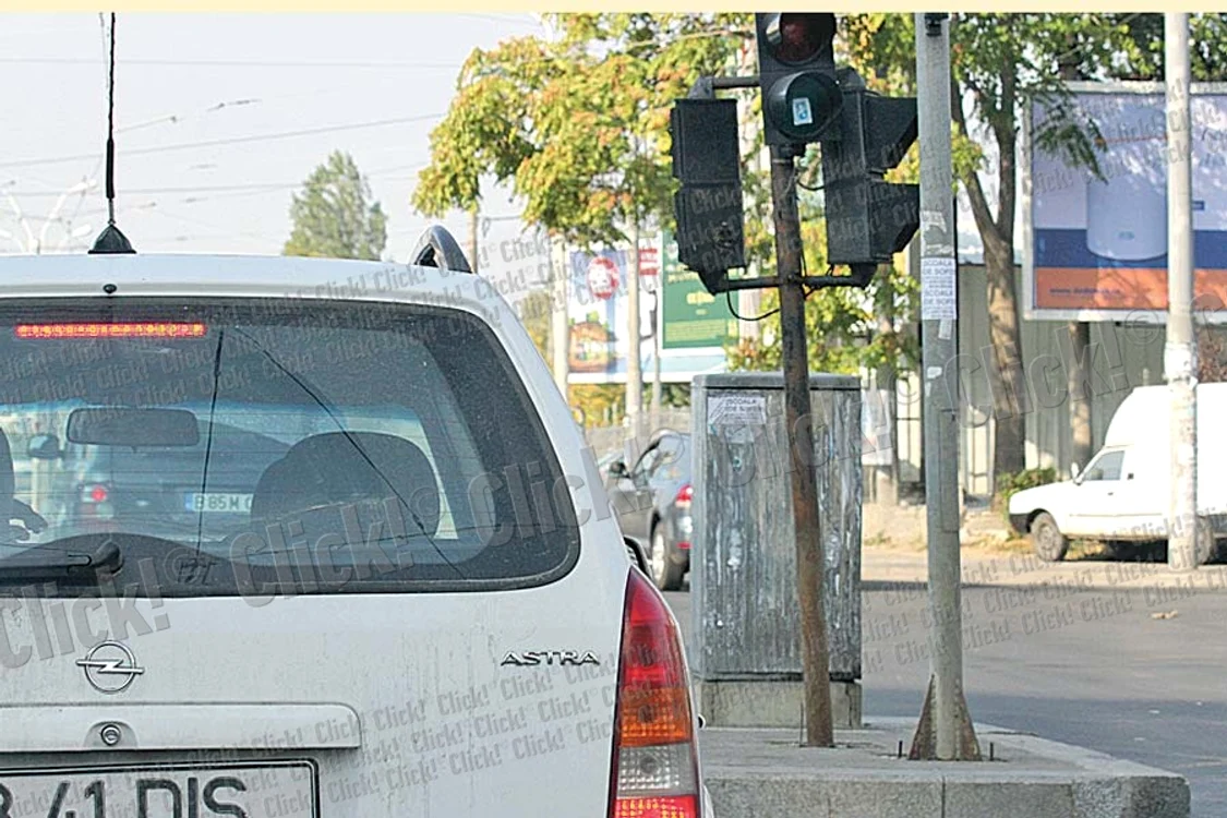 Este oprit de poliţie  după două străzi