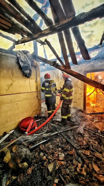 Mansardă distrusă într-un incendiu FOTO ISU Timiş