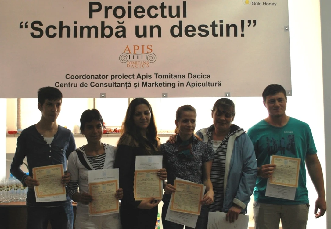 Viitori apicultori ai Constanţei, câştigători de stupină FOTO World Vision