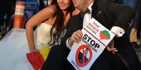 Nuntă la protestul anti exploatare de la Constanţa