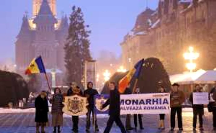 Susținătorii Casei Regale s-au întâlnit în Piața Operei. Foto: Sebastian Tătaru