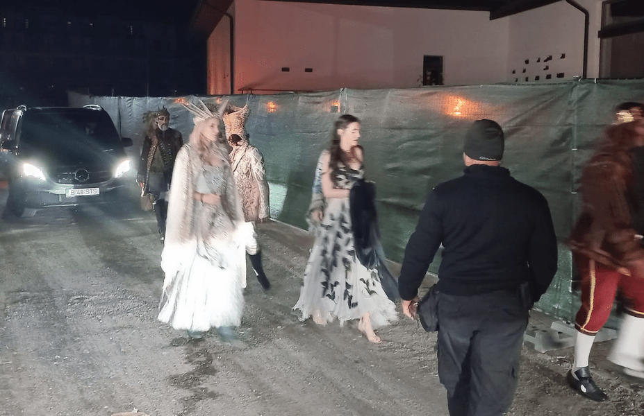 FOTO Cum s-au costumat invitații pentru petrecerea miliardarilor de la Castelul Bran 