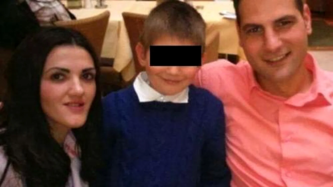 Adriana şi Cristian Coman, alături de fiul lor Denis