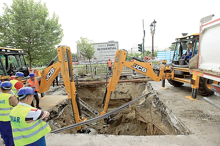 Miercuri, ora 11.00 - Muncitorii lucrează de zor