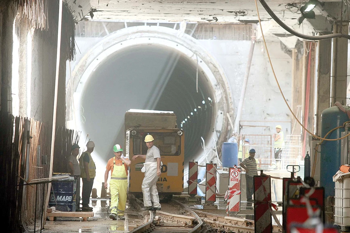 Tunelurile care leagă  staţia Străuleşti de staţia  Laminorului sunt un  bun refugiu pe caniculă