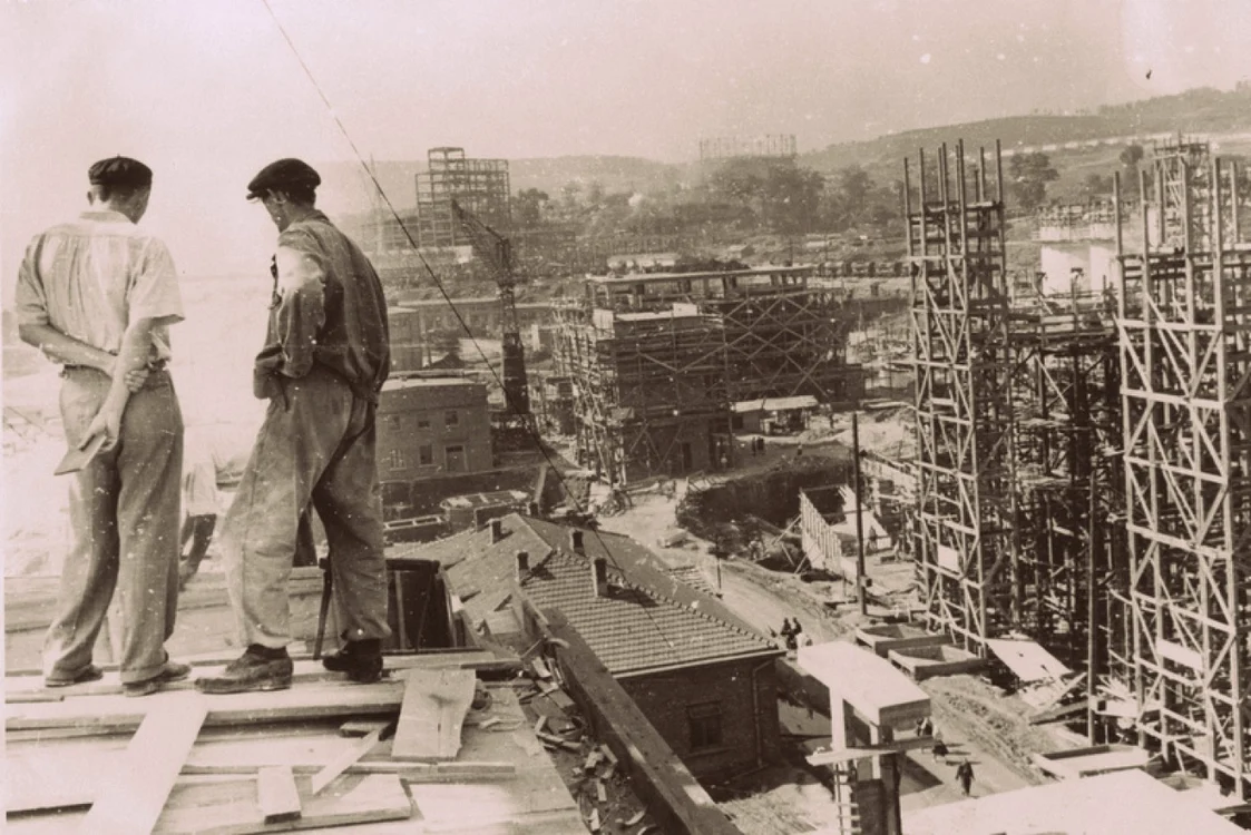 În anii 1950, mai multe zone din combinat se aflau în plin şantier. D.G. ARHIVA ICSH.