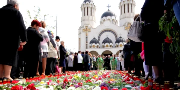 crucea de flori foto daniel guta adevarul