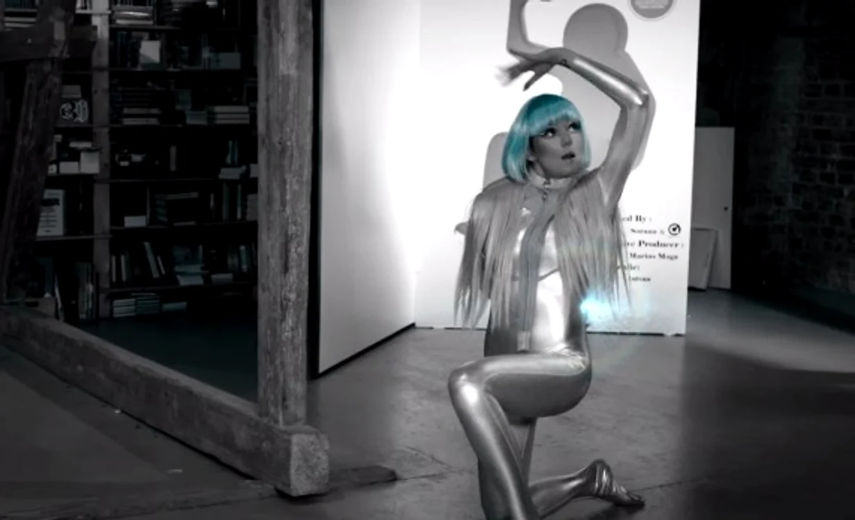 
    Videoclipul "Poveşti" al Soranei are unele asemănări cu "Chandelier" de la Siacaptură video  