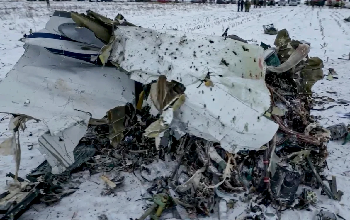 Imagine de la locul prăbușirii avionului Iliușin Il-76 lângă satul Yablonovo FOTO EPA-EFE