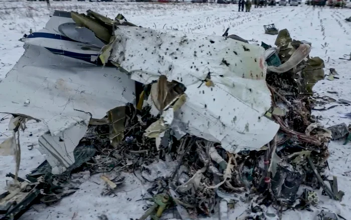 Imagine de la locul prăbușirii avionului Iliușin Il-76 lângă satul Yablonovo FOTO EPA-EFE