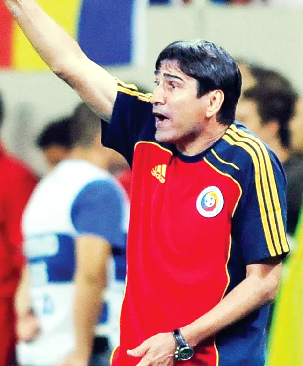 "De la Steaua sunt foarte mulţi jucători convocaţi, dar să vedem câţi vor juca. Se poate însă şi să spunem că echipa naţională este făcută pe scheletul Stelei”